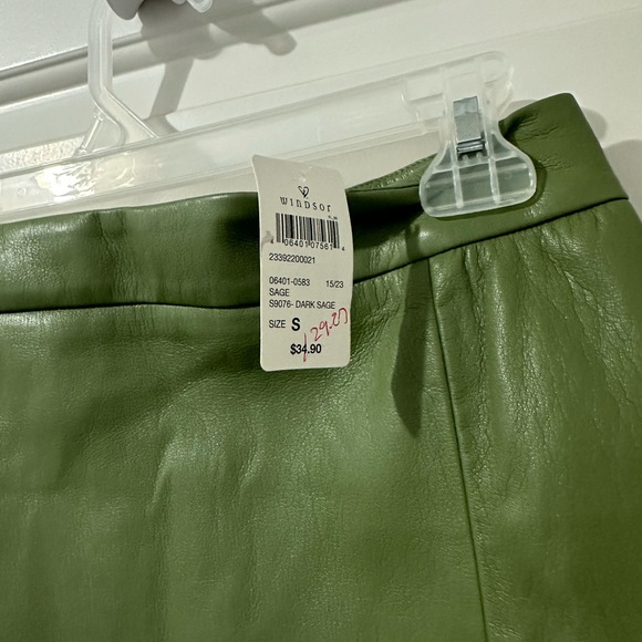 New skirt with tags - Picture 2 of 3